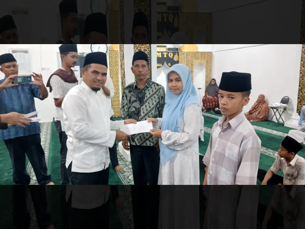 Penyerahan santunan kepada anak yatim oleh wabup candra